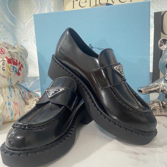 Women triangle Prada loafer - Picture 5 of 7